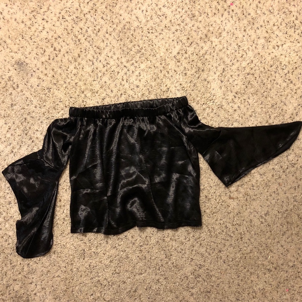 LF Store- Black off the shoulder top